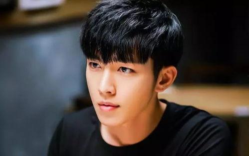 炎亚纶进娱乐圈吃瓜群众,从明星到吃瓜群众关注的焦点