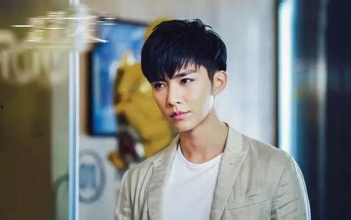 炎亚纶进娱乐圈吃瓜群众,从明星到吃瓜群众关注的焦点